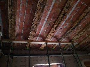 reforç de vigues de fusta amb ferro