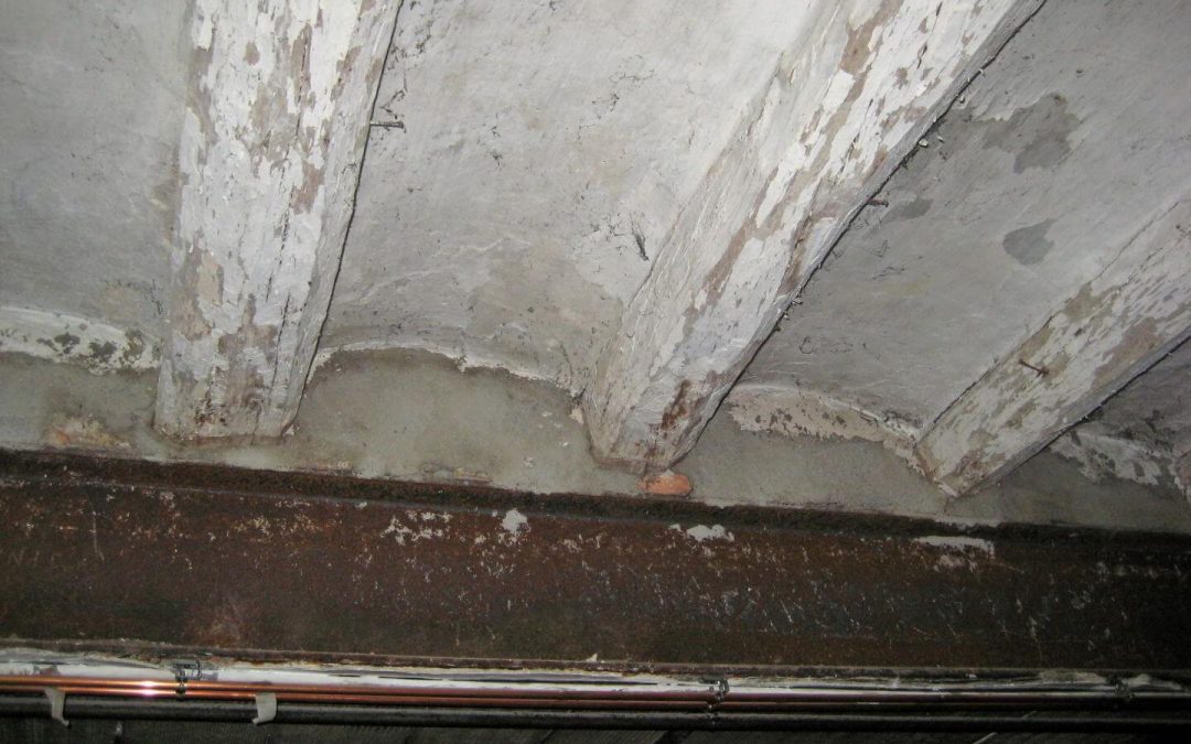 Forjats de fusta en mal estat per humitat i podridura