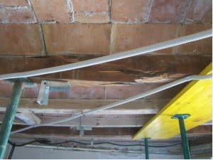 Refuerzo de vigas de madera con riesgo de rotura